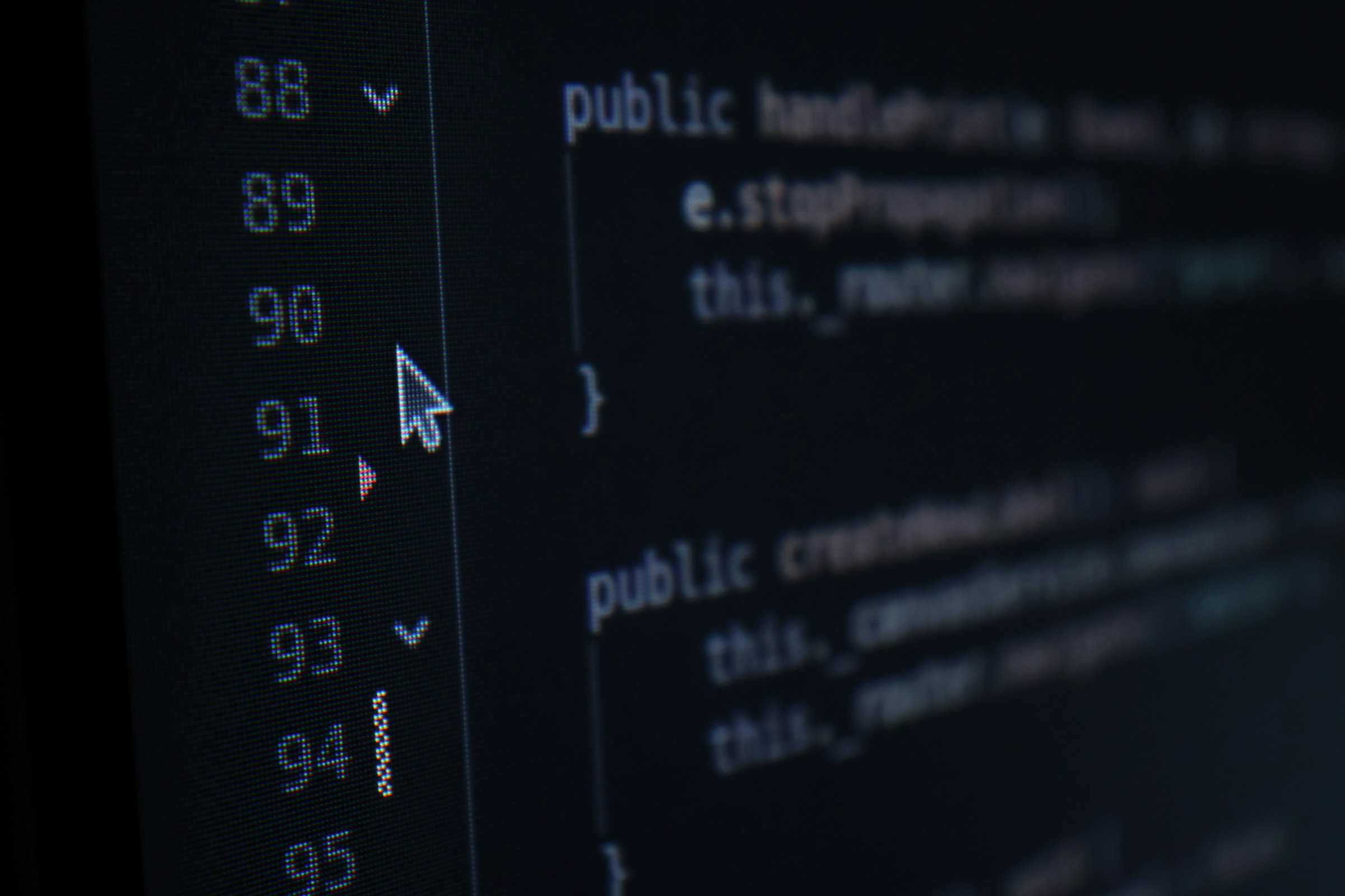 Código versionado em monitor escuro